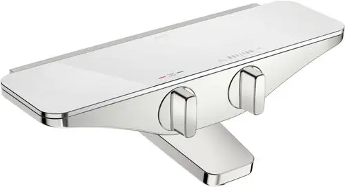 Wasser- und Brausebatterie in chromfarbener Oberfläche mit weißen Elementen, ausgestattet mit zwei Reglern, entworfen von HANSA. Designed für Wandmontage.